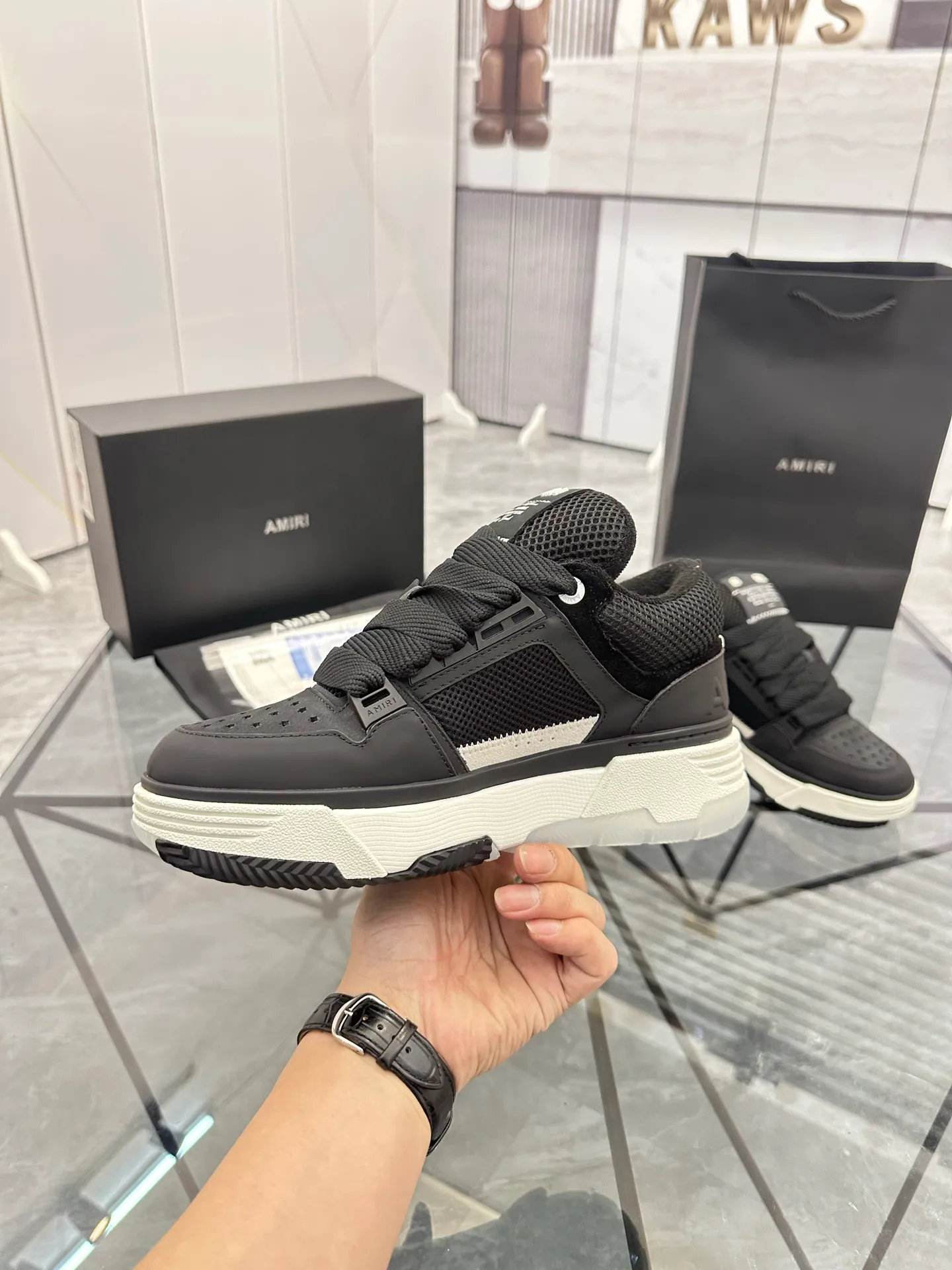 Men's shoes: 💰P720¥ Guangzhou top quality Product trademark: AMIRI* "Amir*" low-top casual shoes Regular size: 39-44 (can be customized to 45) Product materials: upper imported first-layer cowhide stitching original material, breathable lining, original outsole. Number: 525